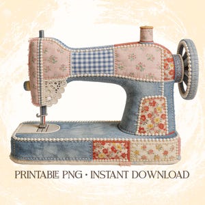 Op de afbeelding: Een decoratieve naaimachine met een patchwork-ontwerp. De machine heeft denim, bloemen en gingham stoffen, geaccentueerd met parels en kant. Het kleurenpalet omvat blauw, roze en crème. De tekst "PRINTABLE PNG • INSTANT DOWNLOAD" is inbegrepen.