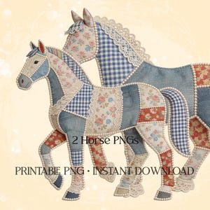 Puede incluir: Dos figuras decorativas de caballos. Los caballos están hechos de patchwork de mezclilla, telas florales y de cuadros. Están adornados con encaje y detalles de perlas. El texto "2 Horse PNGs" y "PRINTABLE PNG • INSTANT DOWNLOAD" es visible.