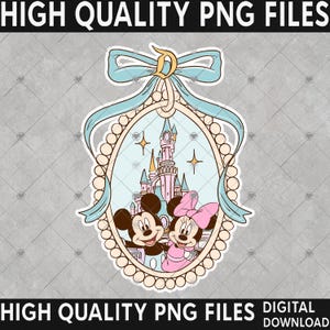 Op de afbeelding: Een ovale sticker met Mickey en Minnie Mouse voor een kasteel. De sticker heeft een lichtblauwe strik en een parelrand. De tekst "HIGH QUALITY PNG FILES" staat boven en onder.