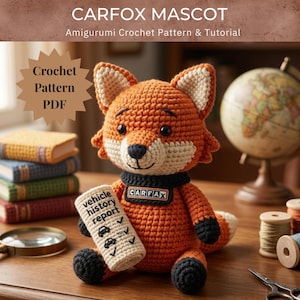 Peut inclure: Un amigurumi renard crocheté orange et crème tenant un rapport d'historique de véhicule. Le renard porte un col noir avec le logo "CARFAX". L'image comprend un globe, des livres et le texte "CARFOX MASCOT Amigurumi Crochet Pattern & Tutorial".