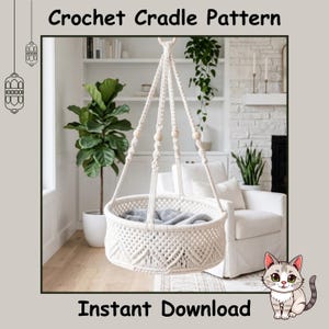 Può includere: Una culla sospesa in macramè color crema con una base circolare caratterizzata da un intricato motivo a rombi intrecciati, sospesa da quattro corde intrecciate con perline di legno e dotata di un rivestimento in morbido tessuto grigio.