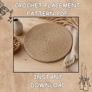 Może przedstawiać: Okrągła, beżowa podkładka szydełkowa ze spiralnym wzorem ściegu. Tekst CROCHET PLACEMENT PATTERN PDF oraz INSTANT DOWNLOAD jest wyświetlany białymi literami z czarnym obrysem na teksturowanym beżowym tle z ozdobnymi ilustracjami.