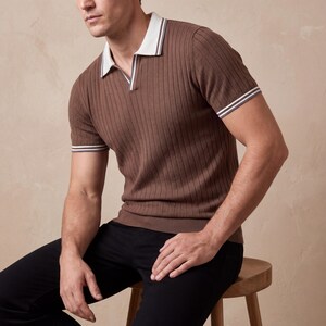 Polo de punto vintage para hombre, top de verano de algodón acanalado, corte retro ajustado. imagen 7