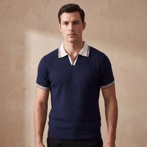 Polo de punto vintage para hombre, top de verano de algodón acanalado, corte retro ajustado. imagen 13