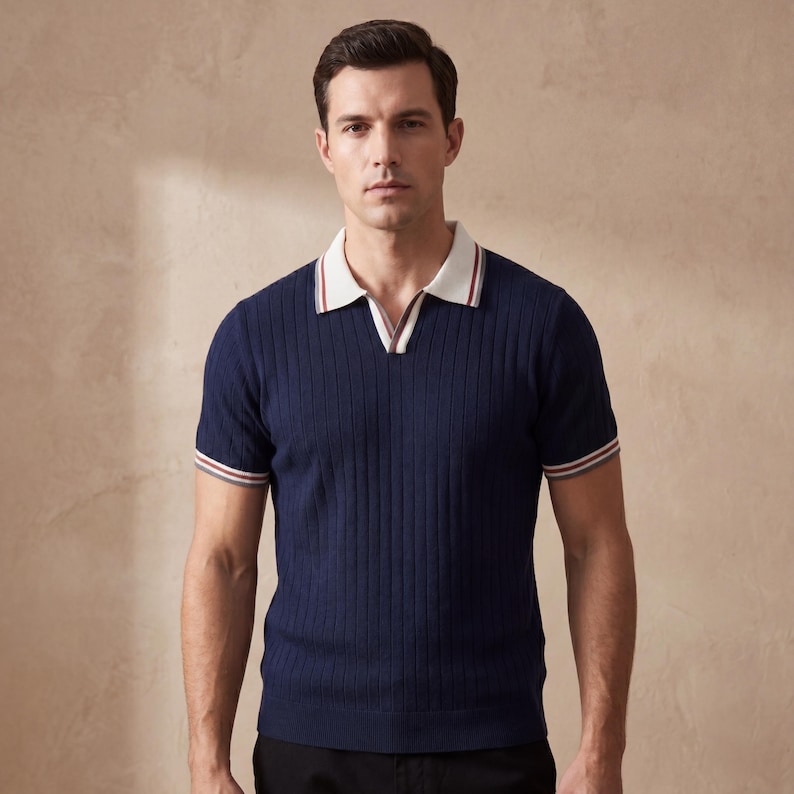 Polo de punto vintage para hombre, top de verano de algodón acanalado, corte retro ajustado. imagen 13