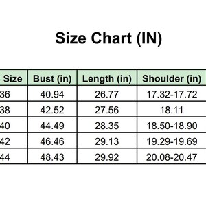 Puede incluir: Una tabla de tallas con medidas en pulgadas. La tabla incluye las tallas S, M, L, XL y XXL, con las tallas estadounidenses correspondientes, medidas de busto, largo, hombro y manga.