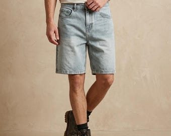 Pantaloncini di jeans da uomo in denim chiaro, lunghezza al ginocchio, casual, streetwear, estivi.