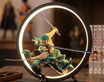 Handgefertigte Drei-Schwerter Krieger LED Statue: Anime Sammler Tischlampe