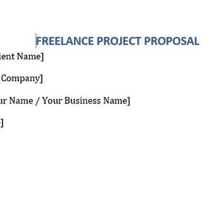 Puede incluir: Un documento blanco titulado "FREELANCE PROJECT PROPOSAL" con texto azul. El documento incluye campos para el nombre del cliente, la empresa, el nombre del preparador y la fecha. El texto está en una fuente simple y clara.