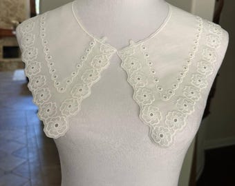 オフホワイトのコットンアイレット刺繍レースカラー、取り外し可能なセーラーネックラインアップリケ、ブラウスやガウン用のステートメントボディスモチーフ、6インチ