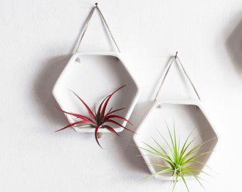 Hexagon Air Pflanzenhalter: Übertopf aus Porzellan mit Lederband