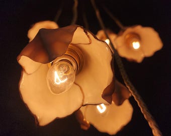 Żyrandol Porcelain Bloom: Złoty akcent w formie kwiatowej oprawy świetlnej