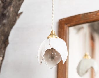 Lampa wisząca Porcelain Bloom: złoty akcent kwiatowy