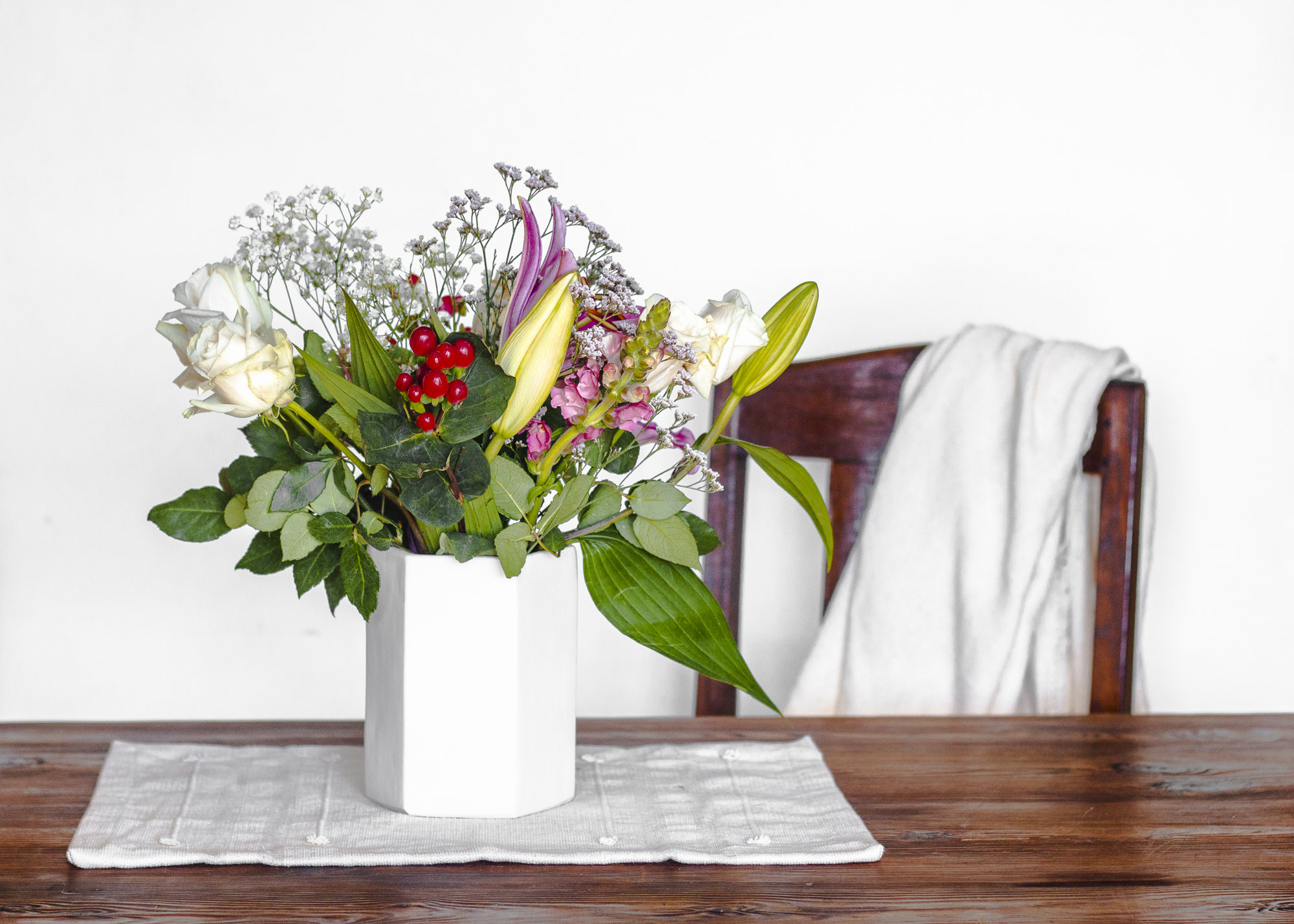 幾何学模様の陶器花瓶 幾何学模様の茶色陶器花瓶 しがらき