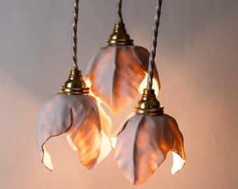 Handgefertigtes Porzellanblüten Pendellicht-Trio: Florale Blüte mit Goldakzenten