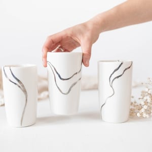Handgemachte Porzellan Wasser Tasse | Silberfluss Naturdesign | Handwerker Weißes Geschirr aus Keramik