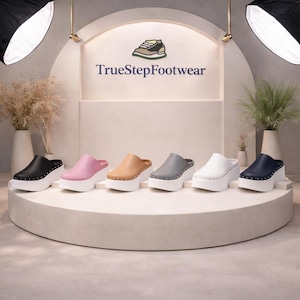 Pode incluir: Um conjunto de três canecas de cerâmica com acabamento manchado e fosco. As canecas são em tons de creme, cinza claro e cinza escuro. Cada caneca tem um design simples e minimalista, ideal para café ou chá.