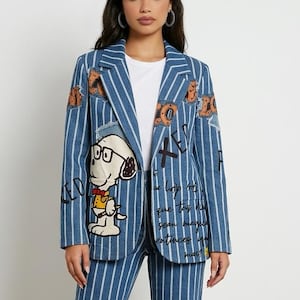 Snoopy cartoon damesblazer, oversized blauw-wit gestreepte jas met denim patches en opschrift, casual chique stijl, gemaakt in Italië.