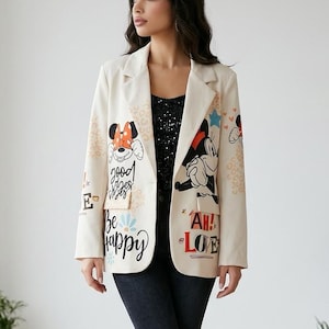 Chaqueta Blazer Mujer Minnie Mouse, Blazer Pop Art Crema con Estampados Gráficos , Chaqueta Oversize Estilo Be Happy Made in Italy