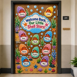Peut inclure: Une porte en bois décorée sur le thème sous-marin avec un grand panneau central indiquant Welcome Back, Our Little Shell Stars! entouré de découpes de bernard-l'ermite dans des coquilles colorées, chacune étiquetée avec des prénoms.