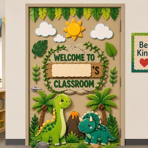 Può includere: Un set di decorazioni per la porta dell'aula a tema giungla con palme verdi, un sole giallo, nuvole bianche e due dinosauri verdi. Un cartello centrale recita WELCOME TO [NAME]'S CLASSROOM e un altro riporta la scritta Be Kind.