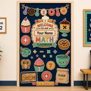 Peut inclure: Un autocollant de porte bleu foncé avec un design de salle de classe de mathématiques sur le thème de la pâtisserie. Il comprend des illustrations de cupcakes, beignets, bol, sac de farine et symboles mathématiques. Texte : Welcome to our Your Name MATH CLASSROOM.