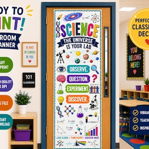 Può includere: Uno striscione verticale per porta di classe con il testo SCIENCE THE UNIVERSE IS YOUR LAB, circondato da illustrazioni colorate di pianeti, un telescopio, un microscopio, un cervello, filamenti di DNA, matracci chimici e formule.