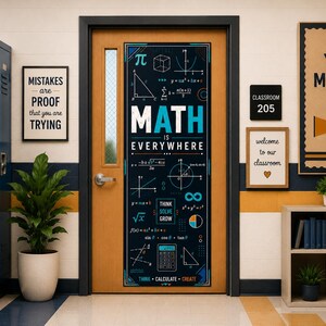 Könnte beinhalten: Eine rechteckige Türabdeckung mit dunkelblauem Hintergrund, weißen und hellblauen mathematischen Symbolen und Formeln sowie dem Text "MATH IS EVERYWHERE" in großen Buchstaben, ergänzt durch "THINK SOLVE GROW" und "THINK CALCULATE CREATE".