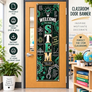 Könnte beinhalten: Ein vertikales Klassenzimmertür-Banner mit dunkelgrünem Hintergrund und dem Wort STEM in großen weißen und goldenen Buchstaben. Das Design enthält Symbole für Wissenschaft, Technologie, Ingenieurwesen und Mathematik sowie Texte wie Welcome to Our STEM und Curiosity Today A Brighter Tomorrow. Das Banner ist an einer Holztür befestigt.