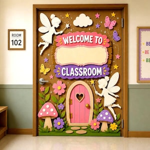 Op de afbeelding: Een klaslokaaldeurdecoratieset met twee witte fee-uitsparingen met toverstokjes, een roze boogdeur met een hartvormige uitsparing, kleurrijke bloemen, paddenstoelen, vlinders, sterren, een wolk en een bord met de tekst Welcome to Classroom.