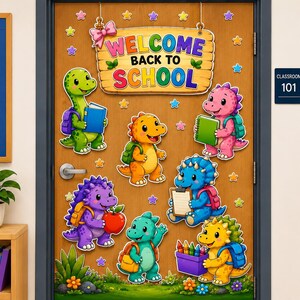 Può includere: Una porta dell'aula in legno decorata con un cartello Welcome Back To School e sagome di dinosauri a cartoni animati. I dinosauri sono raffigurati con zaini, libri, una mela, una cartellina e pastelli, circondati da piccole stelle.