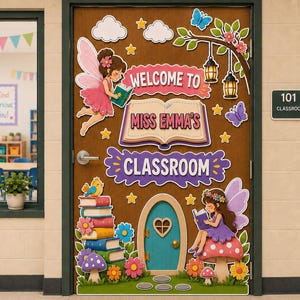 Op de afbeelding: Een klaslokaaldeur versierd met fee-thema uitsparingen, waaronder twee feeën, een stapel boeken, een paddenstoel en een turquoise deur. De tekst luidt Welcome to Miss Emma's Classroom. Het ontwerp bevat lantaarns, sterren, bloemen en vlinders.