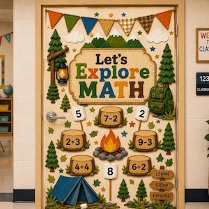 Könnte beinhalten: Eine Klassenzimmertür mit Camping-Dekoration und dem Schriftzug Let's Explore Math. Die Tür zeigt Ausschnitte von Tannenbäumen, einem blauen Zelt, einem Lagerfeuer, einem grünen Rucksack, einer Laterne und Baumstümpfen mit Matheaufgaben.
