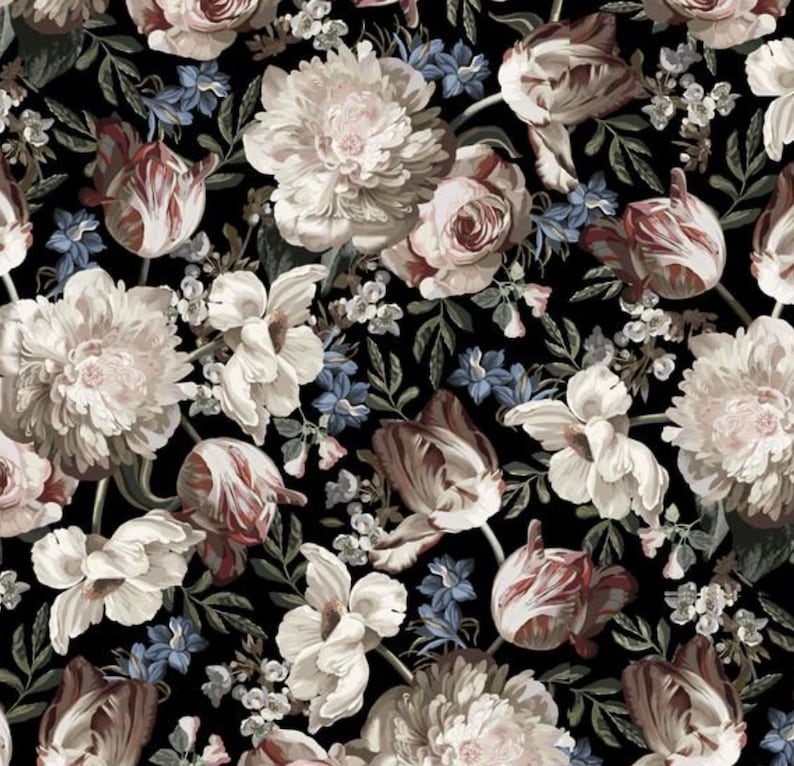 Pu&ograve; includere: Uno schema senza cuciture con una variet&agrave; di fiori bianchi, rosa e rossi su uno sfondo nero. I fiori includono rose, peonie e tulipani.