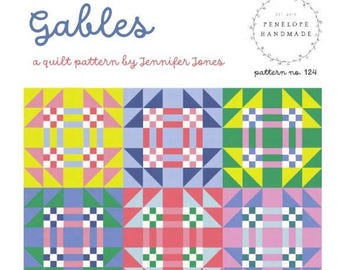 Puede incluir: Un patrón de edredón colorido titulado "Gables" de Jennifer Jones. El diseño presenta bloques geométricos en tonos de amarillo, azul, rosa y verde. Incluye el texto "PENELOPE HANDMADE" y "pattern no. 124".
