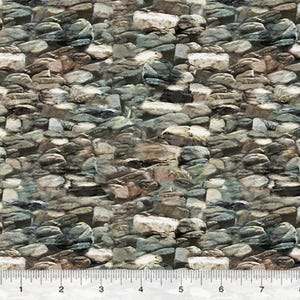 Puede incluir: Tela con un patr&oacute;n repetido de piedras de varios tama&ntilde;os en tonos grises, marrones y blancos. Las piedras est&aacute;n dispuestas para parecerse a un muro de piedra natural. Una regla est&aacute; en la parte inferior de la imagen.
