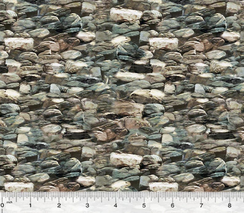 Puede incluir: Tela con un patr&oacute;n repetido de piedras de varios tama&ntilde;os en tonos grises, marrones y blancos. Las piedras est&aacute;n dispuestas para parecerse a un muro de piedra natural. Una regla est&aacute; en la parte inferior de la imagen.