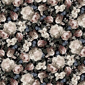 Pu&ograve; includere: Uno schema senza cuciture con una variet&agrave; di fiori bianchi, rosa e rossi su uno sfondo nero. I fiori sono disposti in uno schema casuale e includono rose, peonie e tulipani.