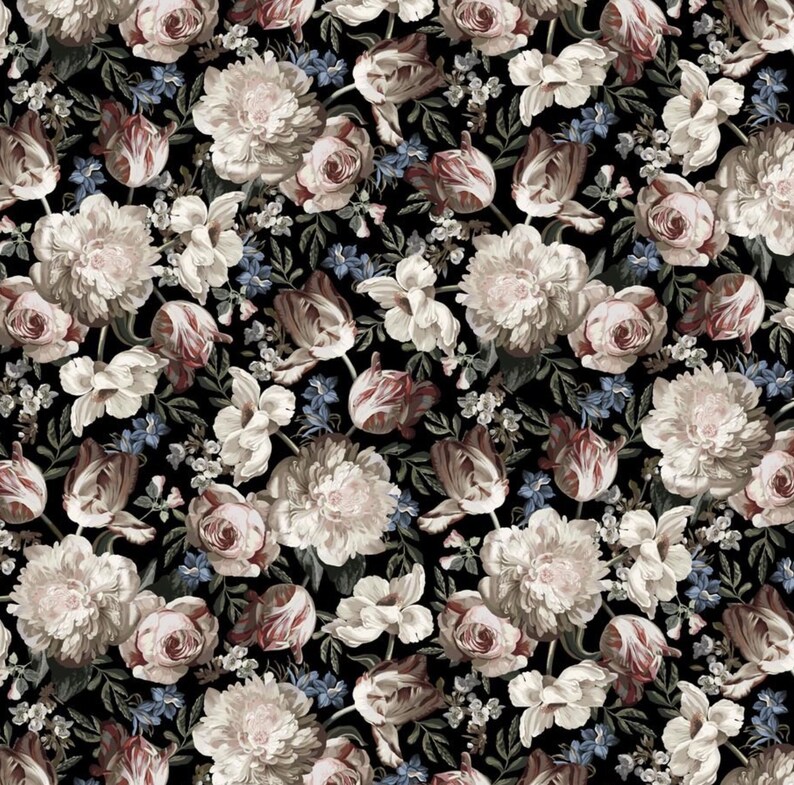 Pu&ograve; includere: Uno schema senza cuciture con una variet&agrave; di fiori bianchi, rosa e rossi su uno sfondo nero. I fiori sono disposti in uno schema casuale e includono rose, peonie e tulipani.