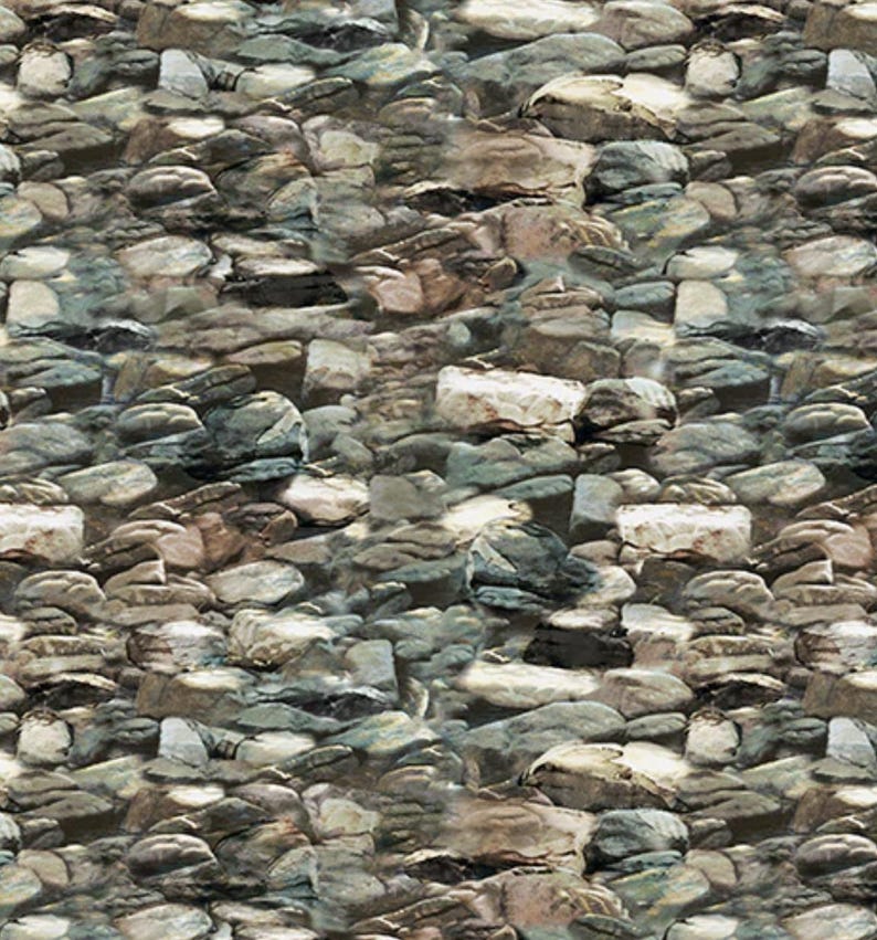 Puede incluir: Un patr&oacute;n continuo de piedras de varios tama&ntilde;os en tonos grises, marrones y verdes. Las piedras est&aacute;n muy juntas, creando una superficie texturizada y naturalista. El efecto general recuerda a un muro de piedra o un paisaje rocoso.