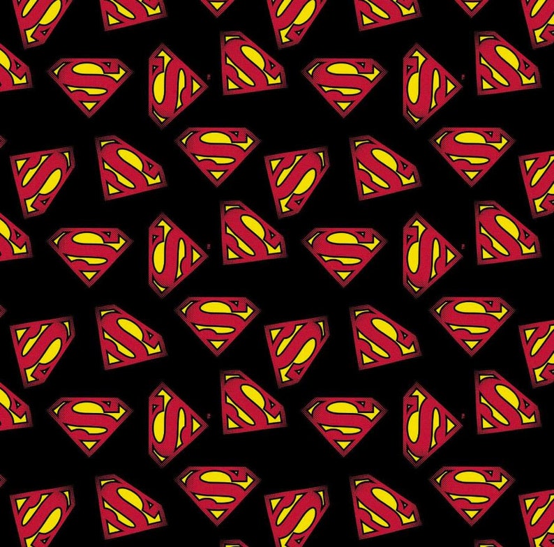 Op de afbeelding: Een zwarte achtergrond met een herhalend patroon van rode en gele Superman-logo's.