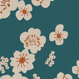 Puede incluir: Un fondo verde azulado con un patrón repetido de diseños florales blancos y naranjas. Las flores tienen una apariencia simple y estilizada, con centros naranjas y delicados detalles de pétalos. La estética general recuerda a los textiles vintage o de inspiración japonesa.
