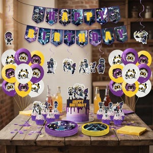 Puede incluir: Una escena de fiesta de cumpleaños con una temática morada y amarilla. Las decoraciones incluyen una pancarta que dice "Happy Birthday", globos, un pastel, cupcakes y platos. El pastel es morado con un adorno de "Happy Birthday".