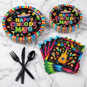 Puede incluir: Juego de tres tazas de cerámica con acabado mate moteado. Las tazas son de color crema, gris claro y gris oscuro. Cada taza tiene un diseño simple y minimalista, ideal para café o té.