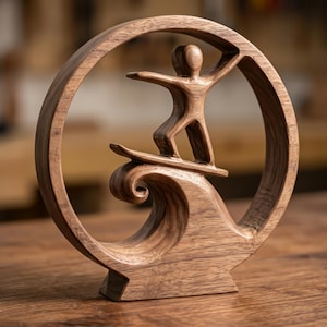 Puede incluir: Escultura de madera que representa a un surfista sobre una ola, enmarcada en un diseño circular. El surfista es una figura sencilla, tallada, con los brazos extendidos. La escultura de madera oscura tiene vetas visibles y descansa sobre una base rectangular.