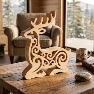 Op de afbeelding: Een houten rendierfiguur met ingewikkelde krulwerkuitsparingen. De lichtgekleurde houten sculptuur heeft een gedetailleerd gewei-ontwerp en staat op een houten tafel. Het beeldje is een decoratief item.