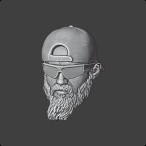 Könnte beinhalten: Graustufen-Büste einer Person mit Vollbart, Sonnenbrille und Baseballkappe. Die Kappe ist nach vorne getragen, und die Sonnenbrille ist im Wickelstil. Der Bart ist lang und gepflegt, und der Gesamtstil deutet auf eine moderne, robuste Ästhetik hin.