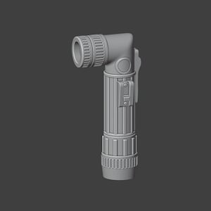 Pode incluir: Uma lanterna cinza em ângulo reto com uma pega texturizada e uma lente circular. A lanterna tem um corpo canelado e um pequeno clipe. O design é uma renderização 3D sobre um fundo cinza escuro.