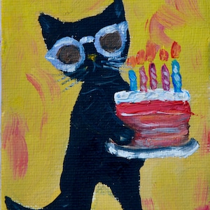 Puede incluir: Una pintura acrílica caprichosa de un gato negro con gafas de sol, llevando un pastel de cumpleaños con velas encendidas. El pastel es rojo y blanco, sobre un fondo amarillo con pinceladas. El gato es el foco central.