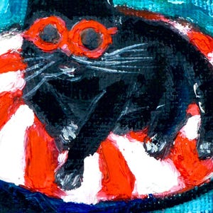 Puede incluir: Pintura abstracta de un gato negro con gafas naranjas, descansando sobre un flotador a rayas rojas y blancas. El fondo es una mezcla de pinceladas azules y verdes, creando una escena caprichosa y juguetona.
